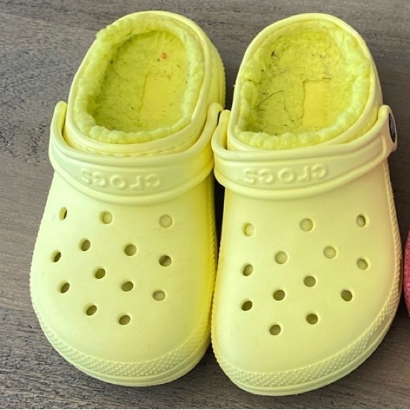 CROCS Vibrant Yellow Shoes with Sherpa Kids Size 1 - Picture 1 of 4